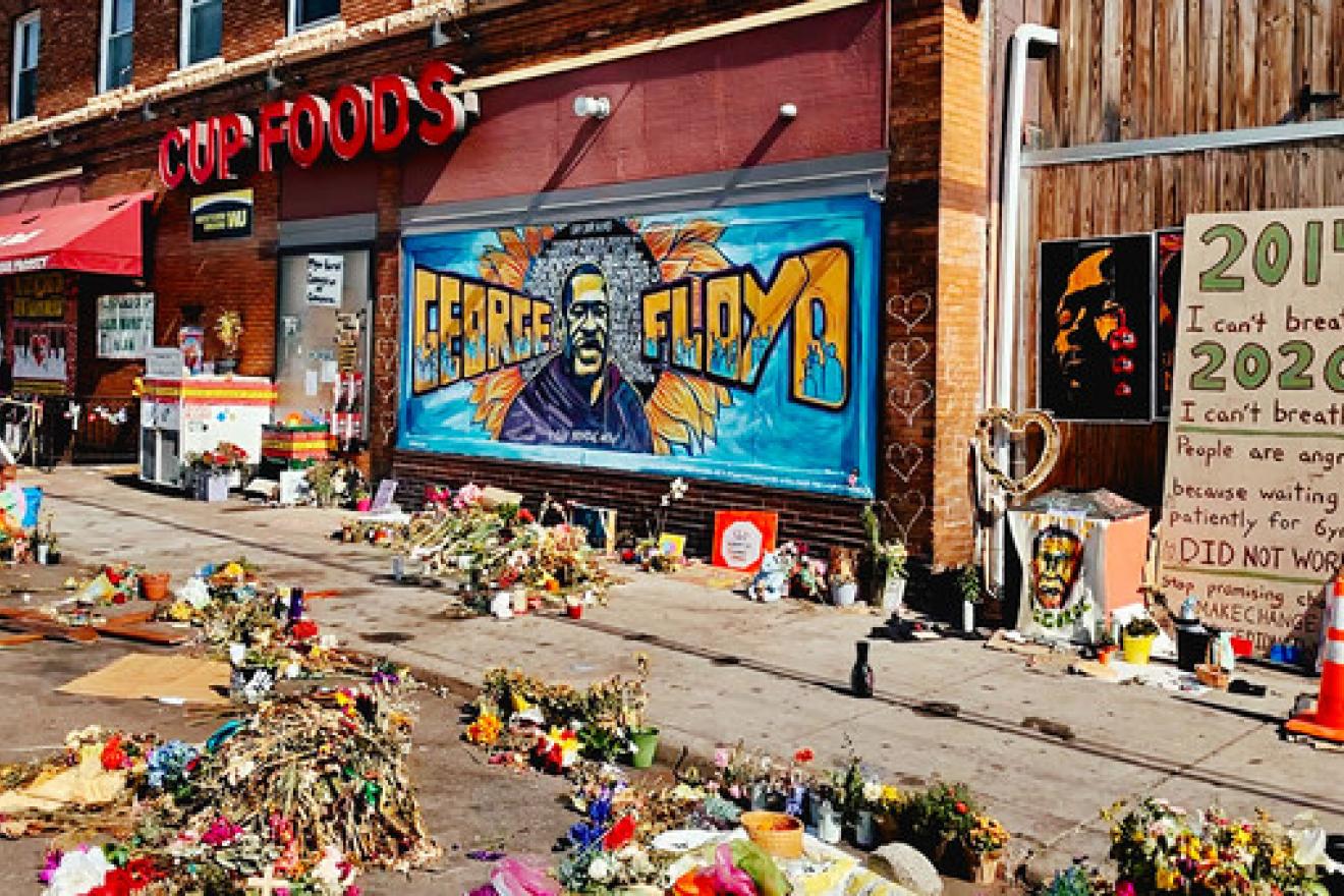 Tributes are left for George Floyd outside the grocery store in the US state of Minnesota where he was murdered by a police officer. 